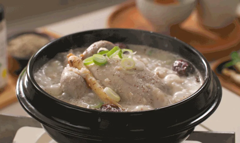 뚝배기에 담긴 들깨 삼계탕