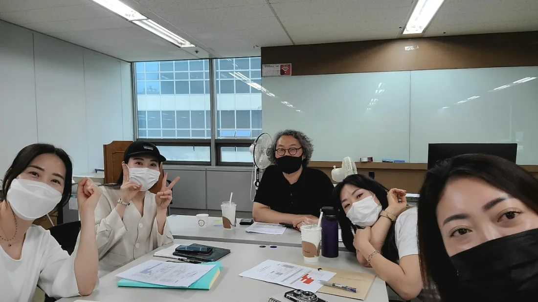 회의실에 둘러앉아